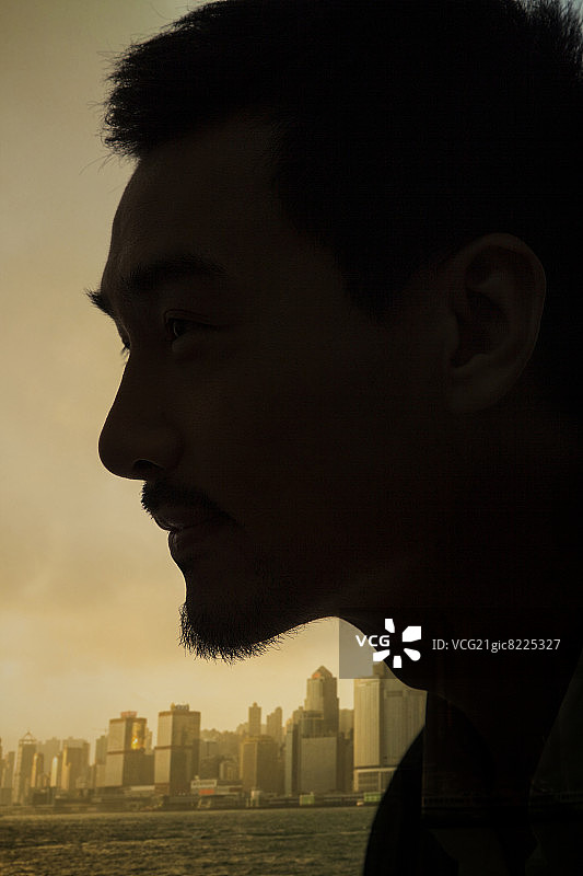 年轻男人的轮廓和侧面，面部特写，工作室拍摄图片素材
