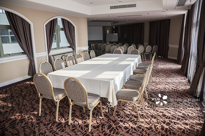 带演示屏幕和长桌的空会议室图片素材