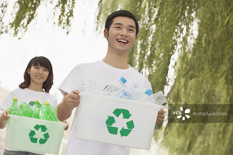 两个年轻人回收塑料瓶图片素材