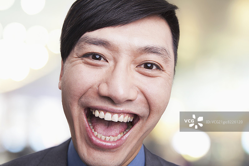 在北京微笑的年轻男子特写图片素材