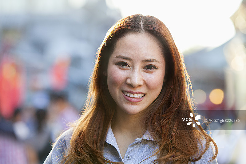 在北京南锣鼓巷微笑的年轻女人图片素材