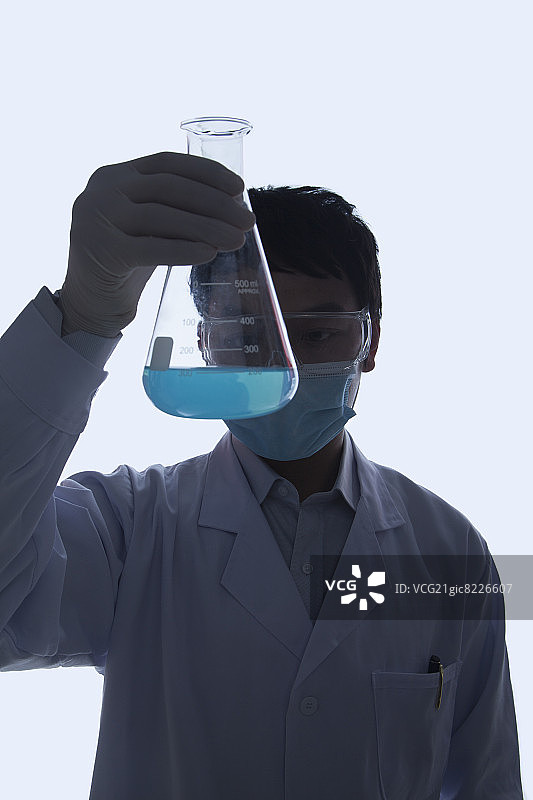 科学家观察烧杯图片素材