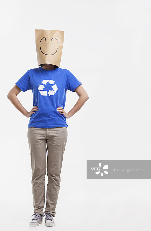 头上戴着笑脸纸袋的年轻女人图片素材