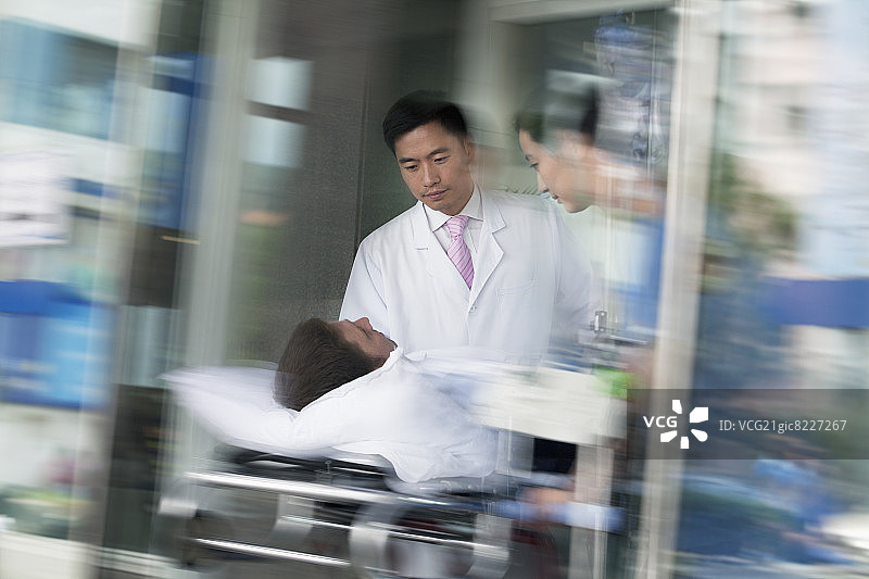 两名医生用担架将病人推进医院大门图片素材