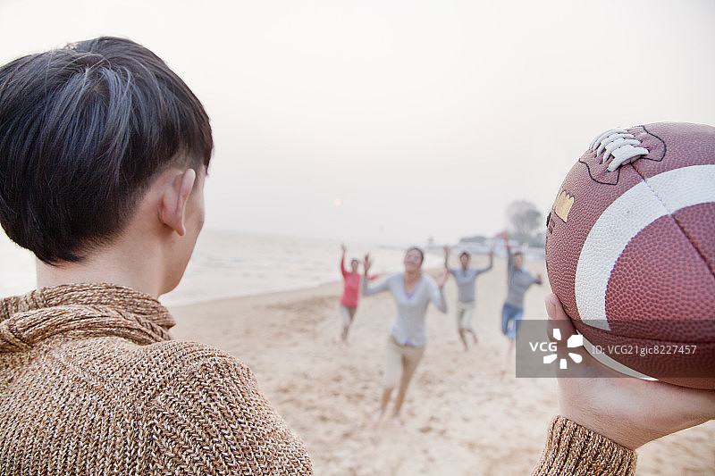 准备扔橄榄球的年轻人图片素材