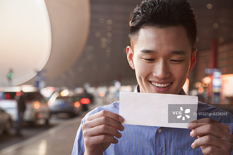 在机场查看机票的年轻游客图片素材