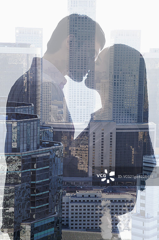 城市景观上的双重曝光，情侣亲吻图片素材
