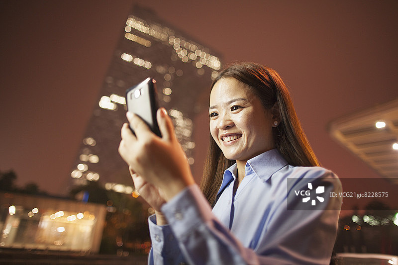 正在看手机的年轻女商人图片素材