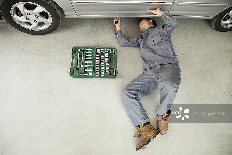 维修工在车底工作图片素材