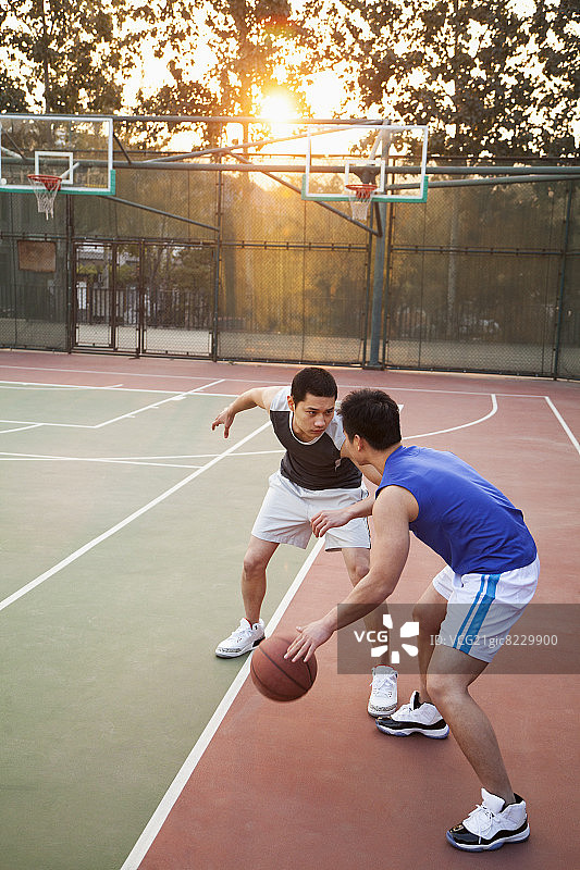 篮球场上的两名街头篮球运动员图片素材