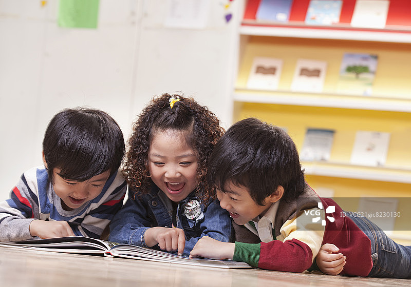 三个学生在阅读图片素材