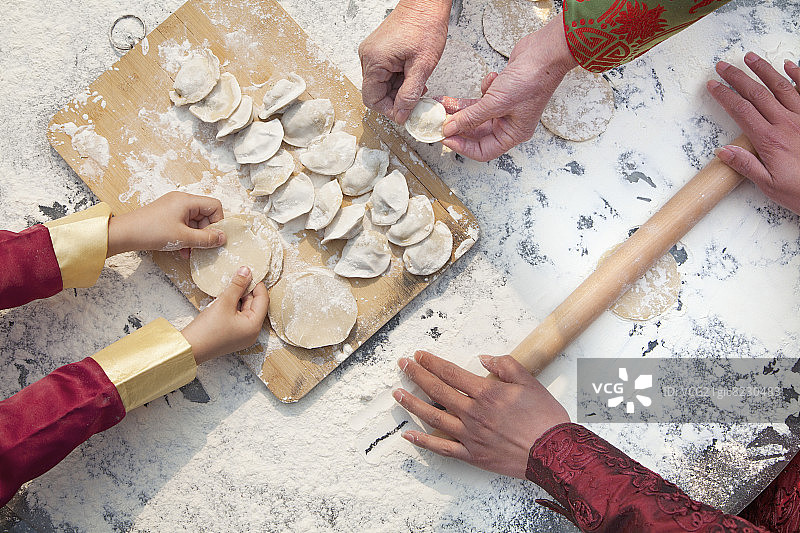 三代女人一起包饺子，手部特写图片素材