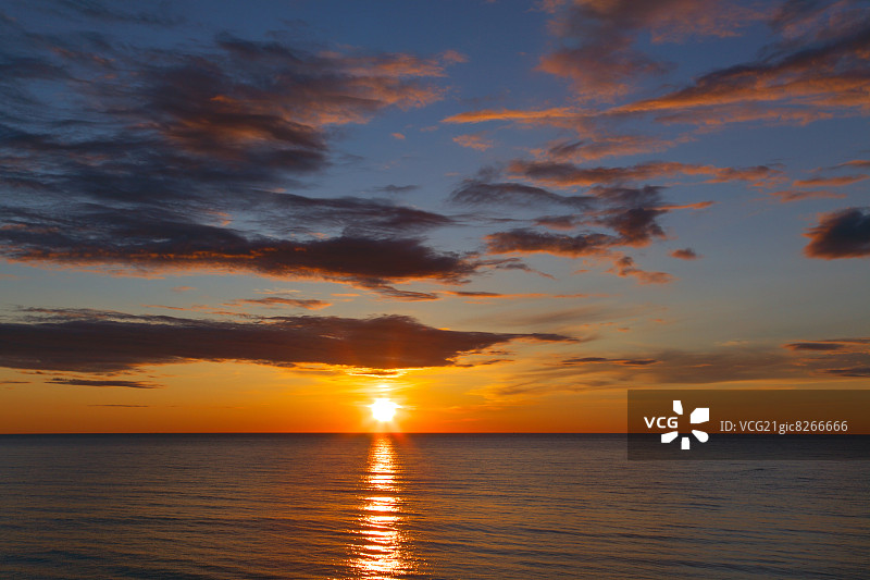 夕阳下的日本海，秋田县图片素材