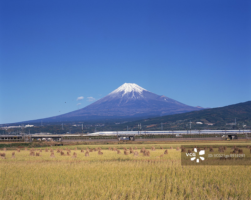 日本静冈县富士山与新干线图片素材