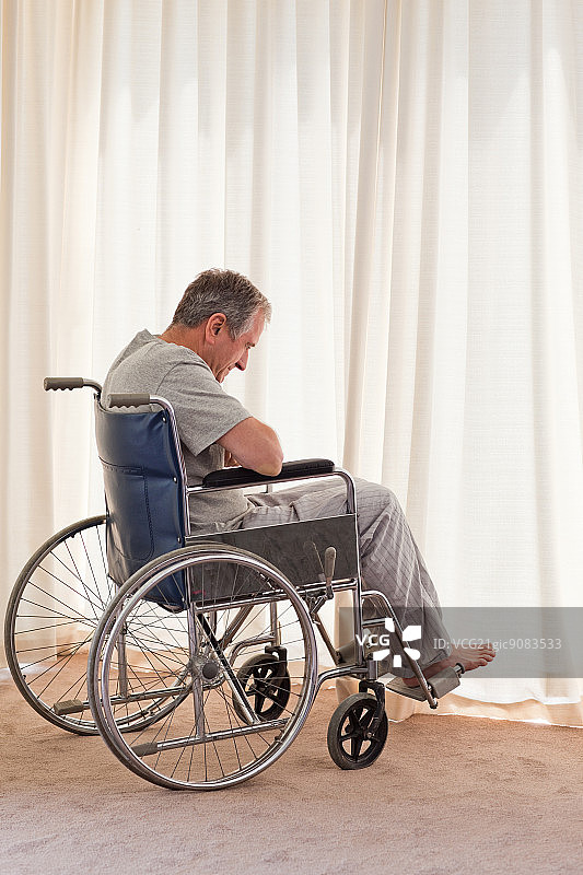 坐在轮椅上沉思的男人图片素材
