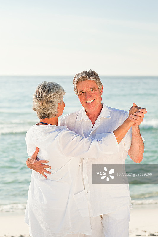 中年夫妇在海滩上跳舞图片素材