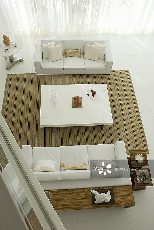 客厅夹层视角：白色沙发与咖啡桌图片素材