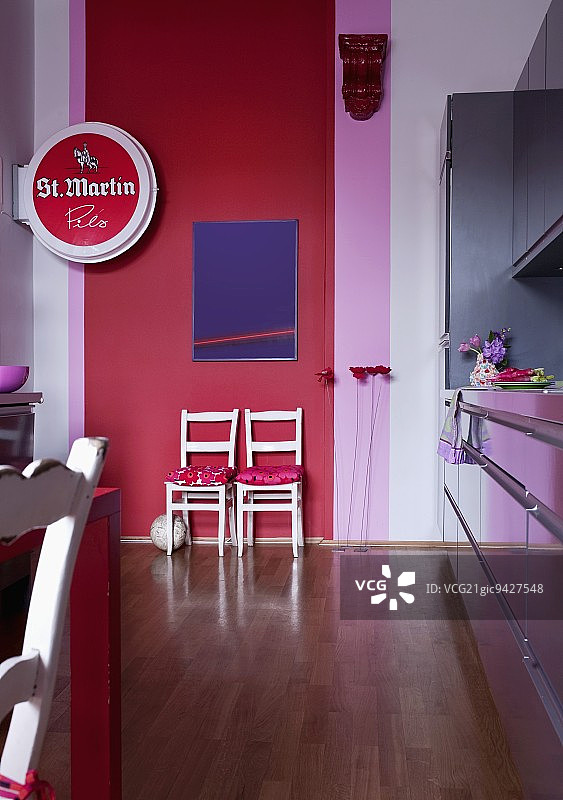 现代客餐厅中的艺术品、啤酒广告与红粉墙图片素材