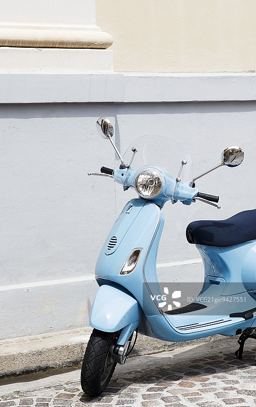 停在法国街道上的蓝色滑板车图片素材