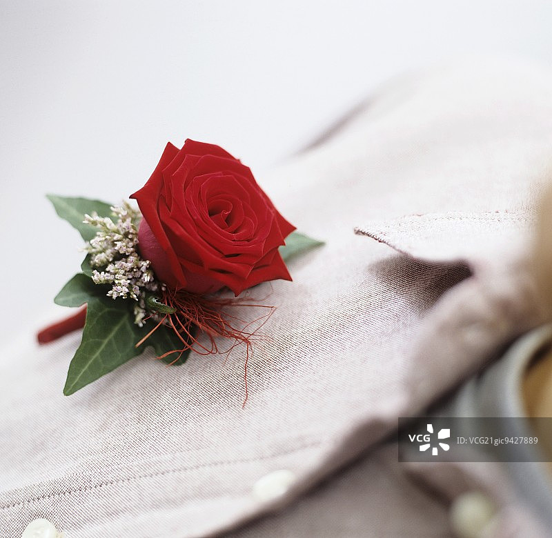 亚麻衬衫上的玫瑰胸花图片素材