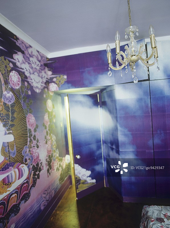 卧室里的小吊灯，墙壁是彩色复印纸，有嵌入式衣柜图片素材