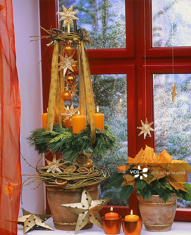 悬挂的圣诞节花环，窗台上的猩猩木图片素材