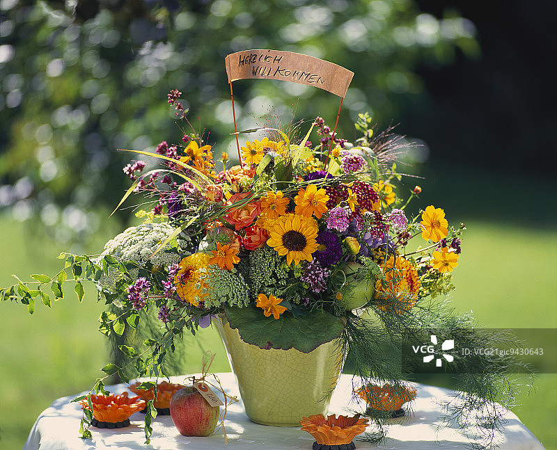 带有欢迎标志的夏季花束图片素材