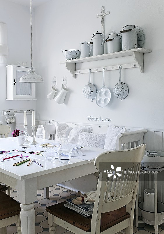 乡村风格餐厅：白色厨房家具与墙上复古牛奶罐收藏图片素材