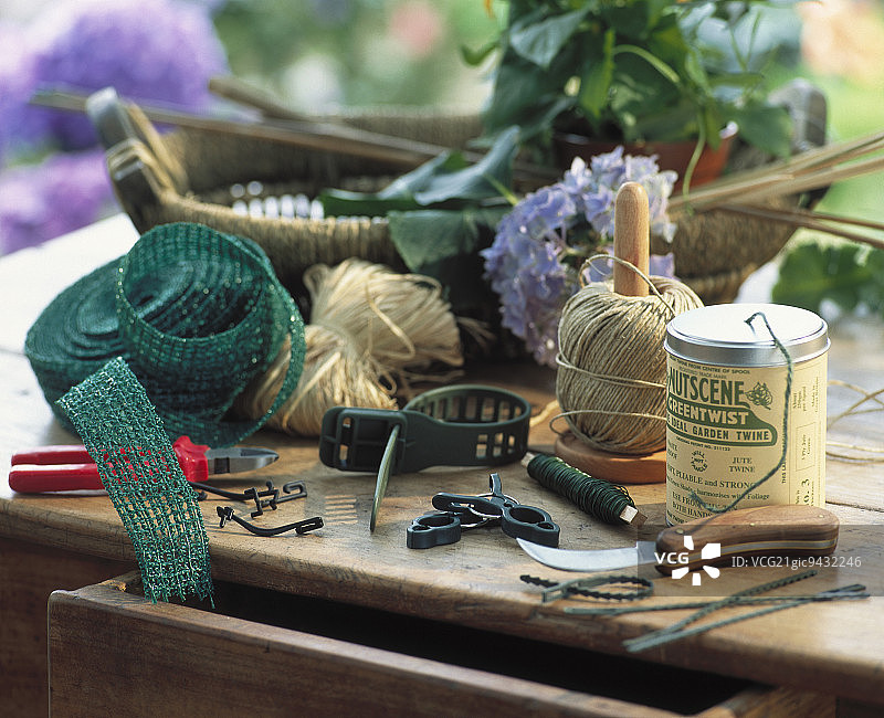 摆放捆扎植物工具和材料的桌子图片素材