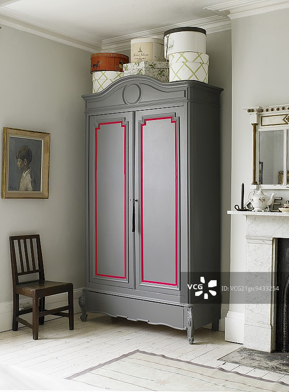 壁炉房间里旧木柜上的帽子盒图片素材