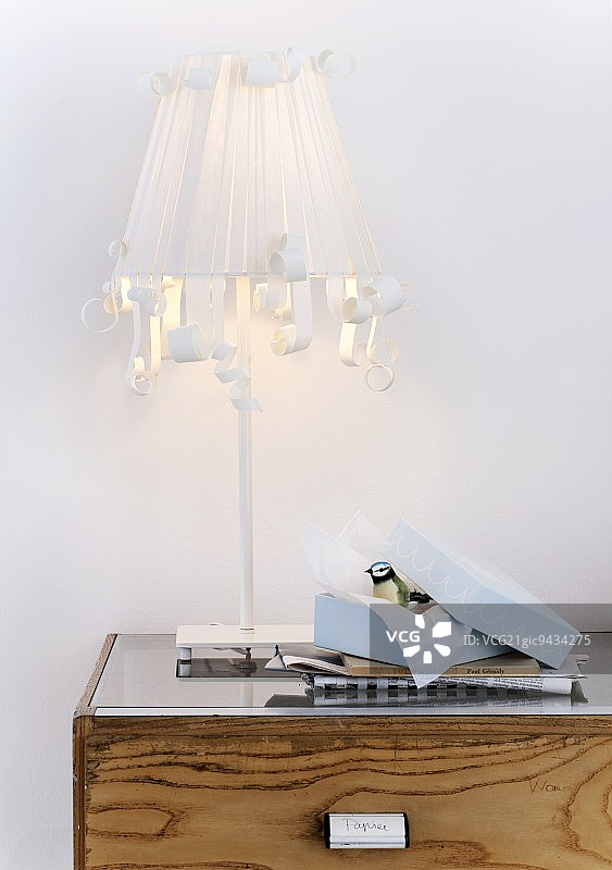 用卷在末端的建筑纸条装饰的台灯灯罩图片素材