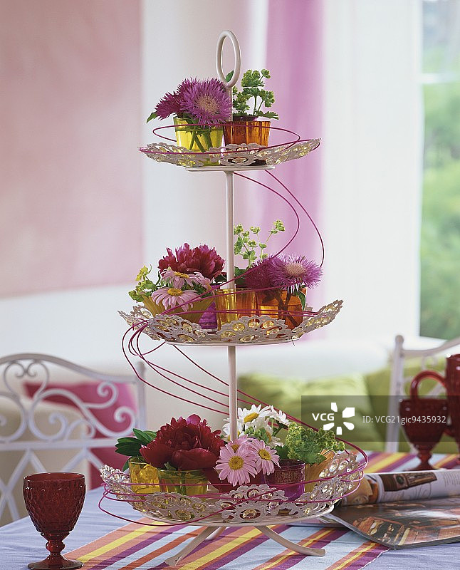 tiered stand上的矢车菊、牡丹和除虫菊图片素材