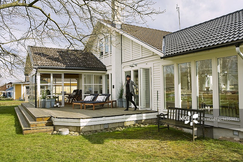 带白色木质外墙和玻璃露台的大型独立式住宅图片素材