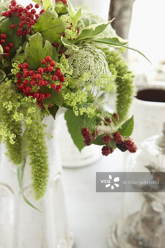 夏季花束餐桌装饰（特写）图片素材