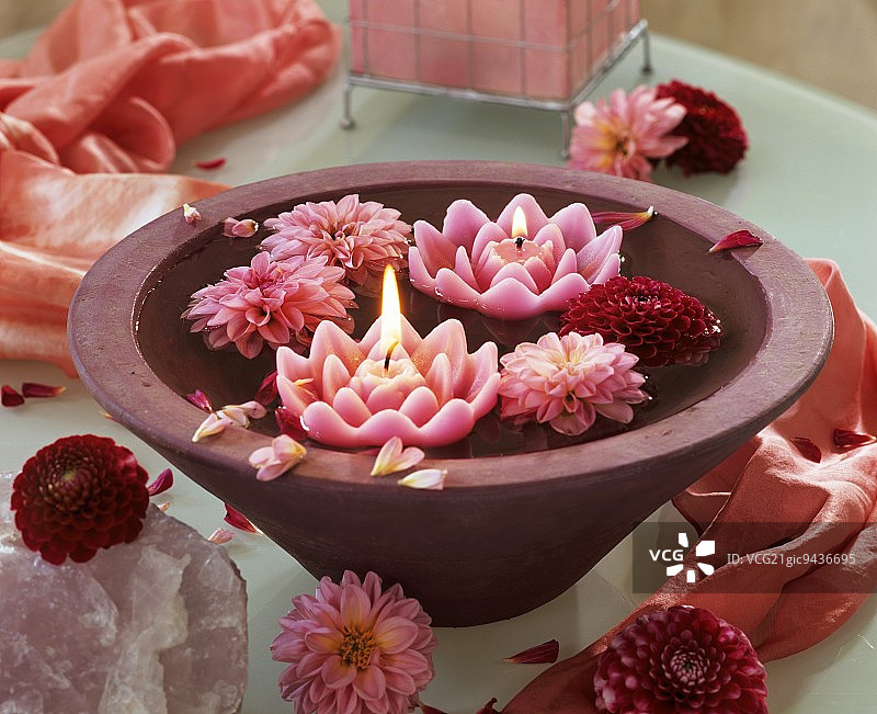 水中浮动蜡烛与大丽花图片素材