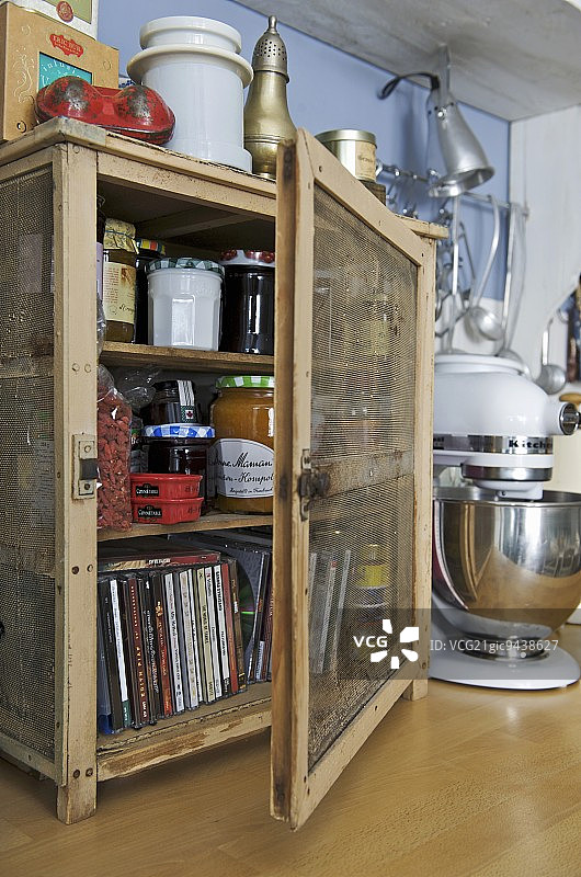 工作台上木柜中的果酱罐和CD图片素材