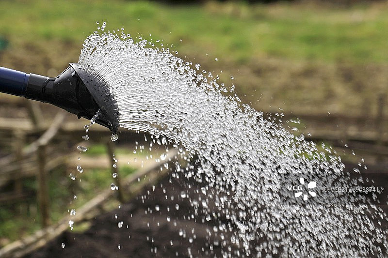 洒水壶出水特写图片素材