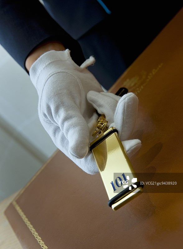 酒店服务员拿着房间钥匙图片素材