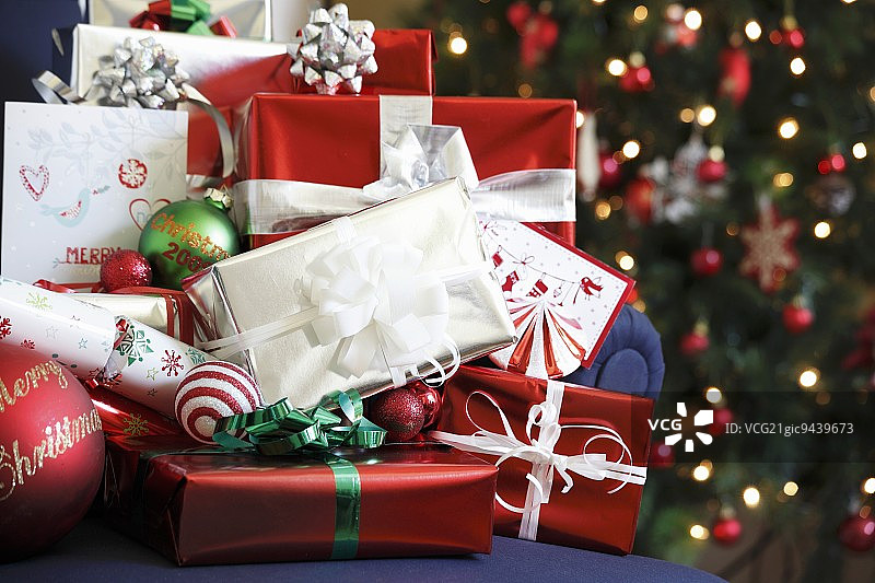 扶手椅上堆放的圣诞礼物图片素材