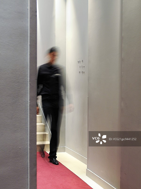 优雅的酒店走廊，背景中有人图片素材
