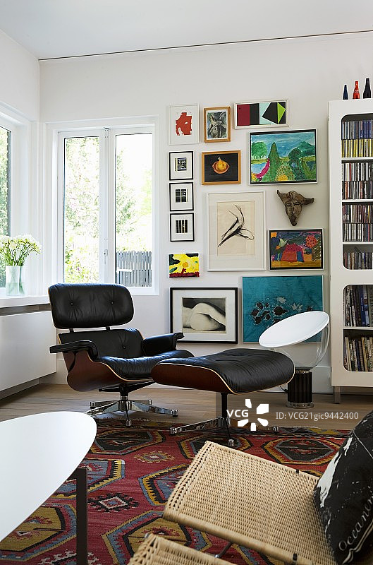 客厅角落里带脚凳的包豪斯椅子图片素材