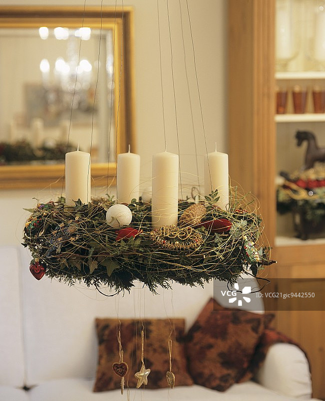 悬挂式白色蜡烛圣诞花环图片素材