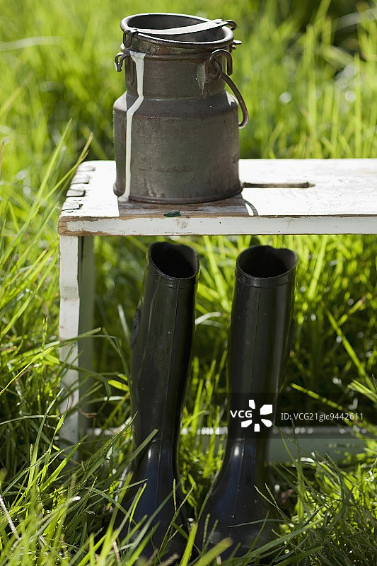 牛奶搅拌器和黑色靴子的摆放图片素材