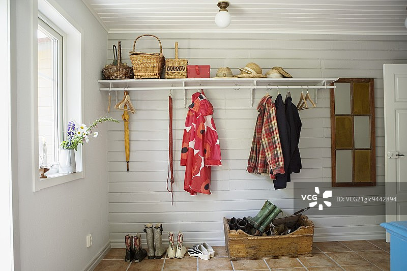 乡村别墅走廊带白色木护墙板和衣帽间图片素材