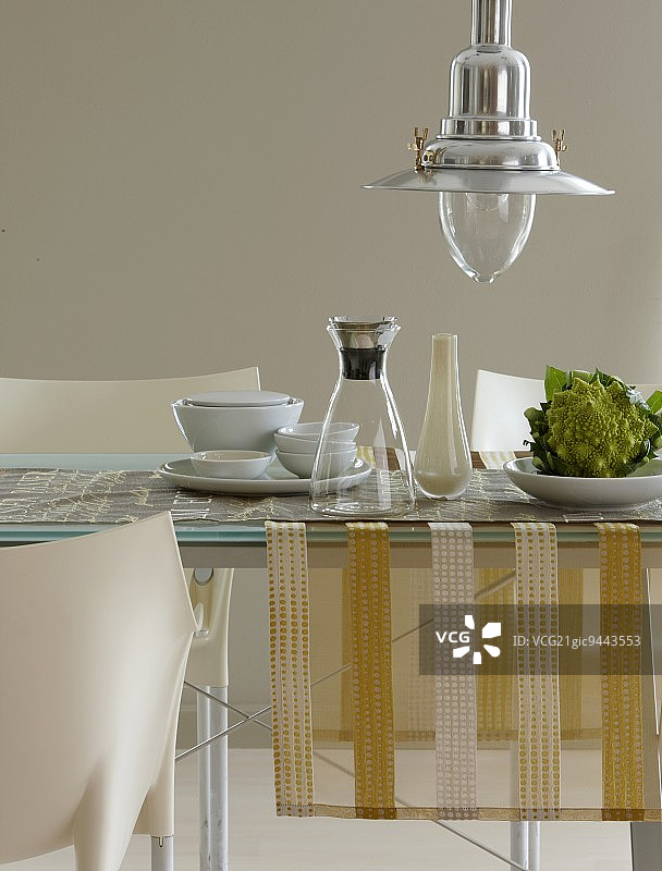 餐桌，配有桌旗、玻璃水瓶、花瓶和宝塔花菜图片素材