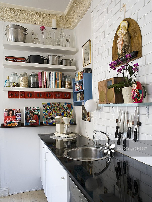 传统风格中带有光亮黑色工作台面的厨房台面图片素材