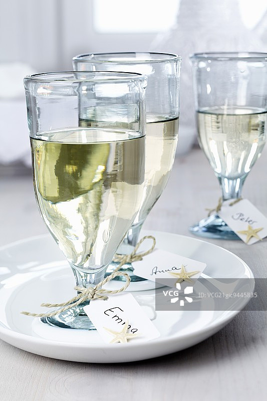 系在酒杯上的名片图片素材