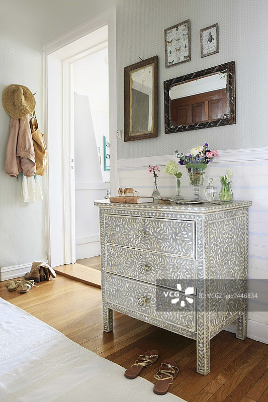 门厅里绘有树叶图案的木制抽屉柜图片素材