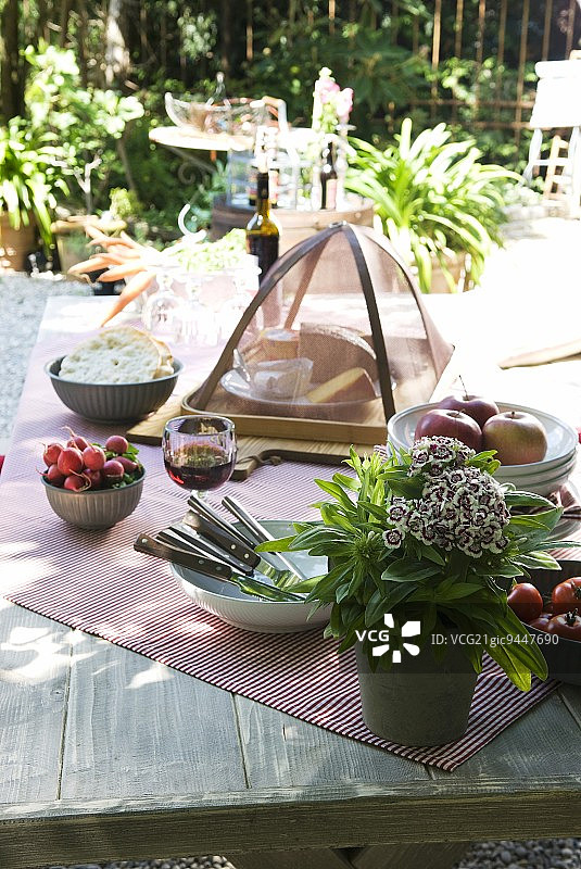 乡村风午餐：奶酪、面包、萝卜和苹果图片素材