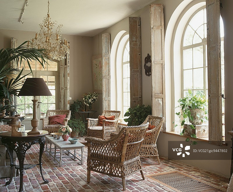 带藤椅的橘园图片素材